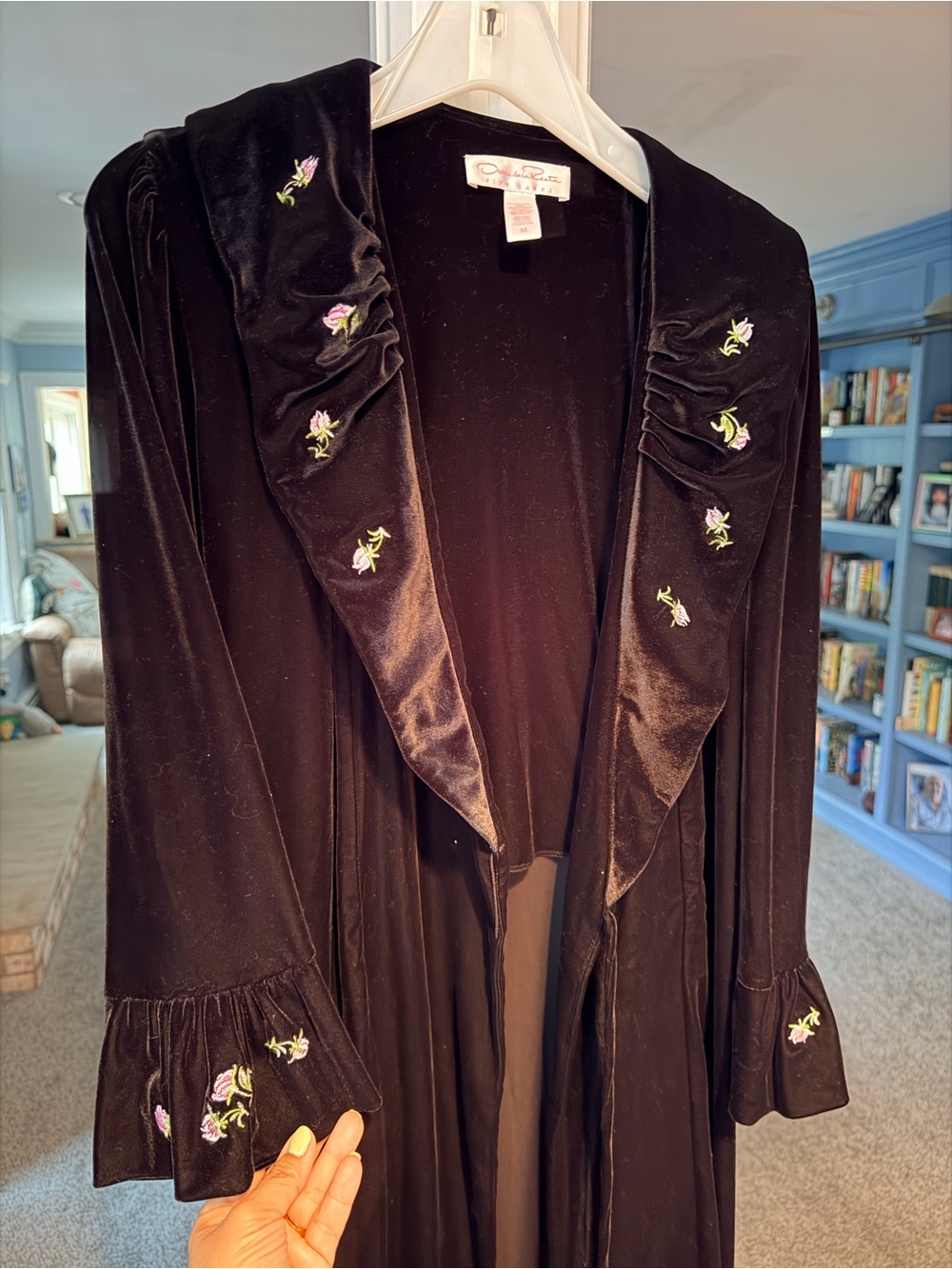 Oscar de la Renta Black Velvet Embroidered Robe
